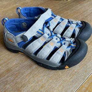Boys Keen Sandals Size 4